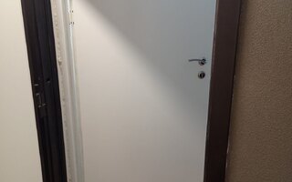 входная дверь с порошковым напылением белого цвета