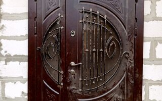 металлическая дверь с коваными элеменатами и стеклопакетами