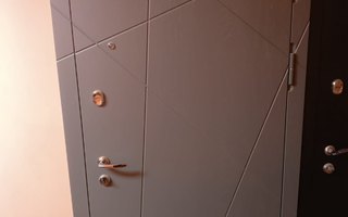 стальная дверь с зеркалом, отделка МДФ, снаружи с фрезеровкой, внутри без