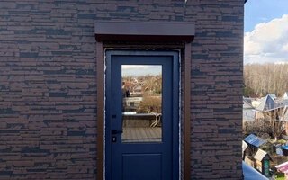 дверь стальная с порошковым покрытием со стеклом и ковкой